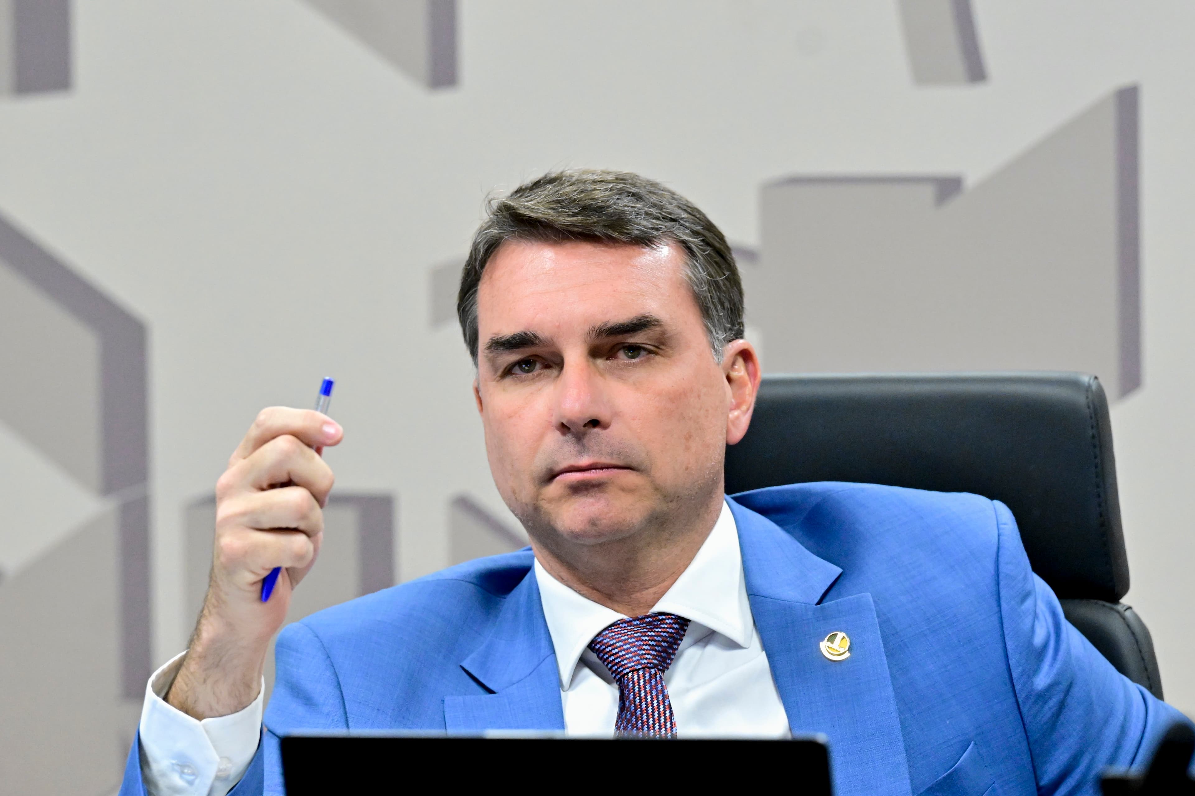 Flávio Bolsonaro tentou desobrigar agricultor de manter reserva legal na fazenda