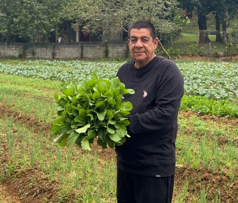 Conheça a horta de Zeca Pagodinho que abastece cozinhas solidárias em Xerém