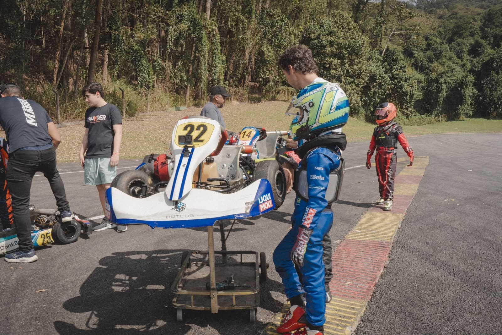 Daniel Lancaster acompanha estreia do filho João no kart aos 7 anos SP
